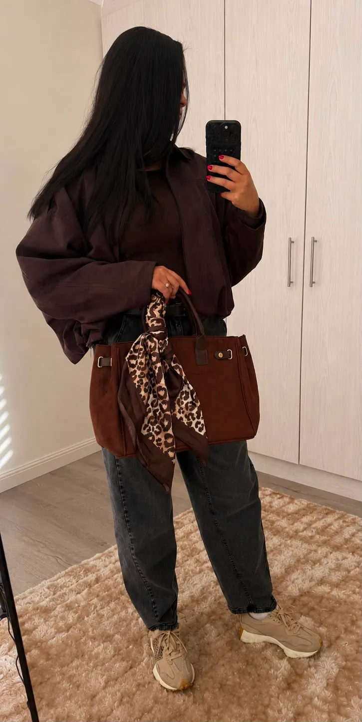 Everyday outfit with a leopard-print accessory